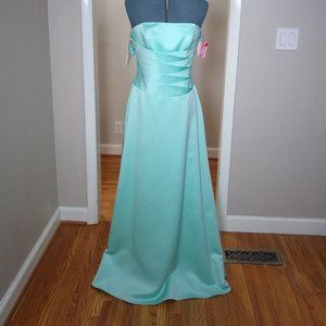 NWT! Alfred Angelo 6333 in size 10 with op straps